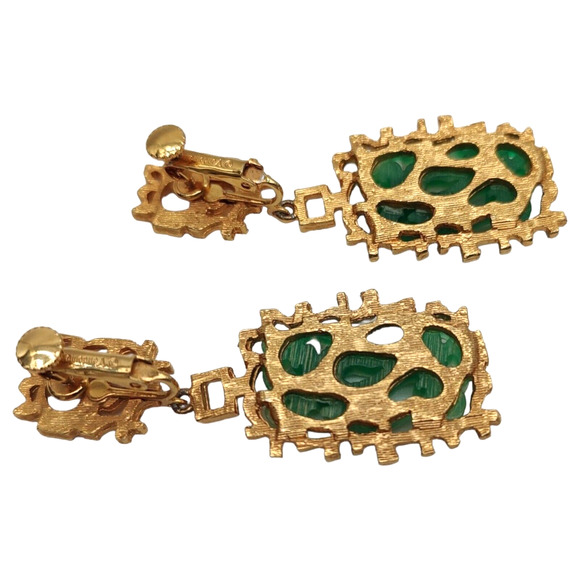 Large Vintage VENDOME Gold Tone Asian Inspired Green Carved Brooch & Earring Set - Picture 10 of 14